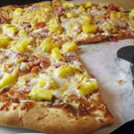 Рецепт пиццы с ветчиной и ананасом (Гавайская пицца)
